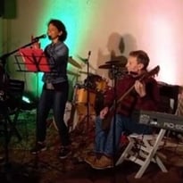 Une rue, un espace et surtout des musiciens près du Café de la mairie