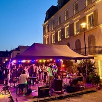 Le Parvis du Val Fleury : lieu incontournable de la jeunesse