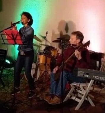 Un espace, une rue, et surtout des musiciens devant le café de la Mairie
