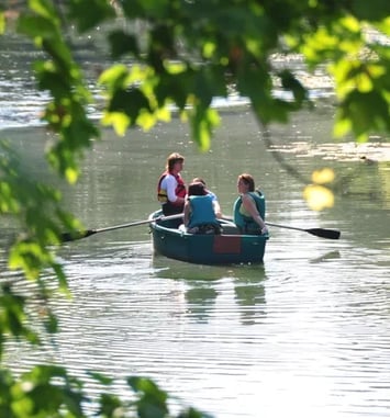 Promenades en barques et canoës