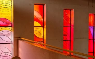 Découvrir les vitraux de Pierre Mabille à Saint-Joseph-des-Tarterêts