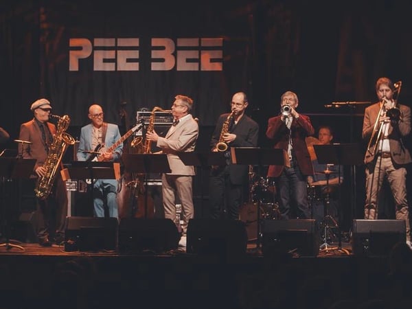 Concert Pee Bee Plays French Cricket